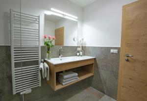łazienka z umywalką i lustrem w obiekcie Binterhof w mieście Castelrotto +37 zdjęć