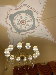 un soffitto con lampadario a braccio in una stanza di Isola Blu a Taranto