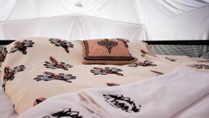Postel nebo postele na pokoji v ubytování Glamping Pasieka Namiot Glamp Bukowina Tatrzańska - domki w górach
