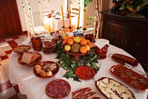 una mesa con aperitivos y comida en una mesa en Agroturisme Finca Sa Maniga en Bunyola