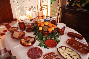 ブニョーラにあるAgroturisme Finca Sa Manigaの前菜と食べ物をテーブルの上に置いたテーブル