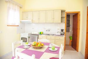 Almiros BeachにあるDalia Apartmentのキッチン(テーブル、フルーツボウル付)