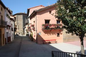 una calle con un banco y cajas de flores en un callejón en Casa Rural Usategieta, en Genevilla