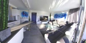 ein Wohnzimmer mit einem Sofa und einem TV in der Unterkunft LUXUS Apartment mit Klimaanlage in Costa Calma