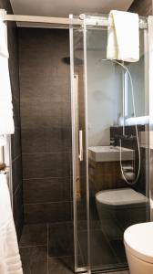 Ванная комната в Wunderstay Alpine 403 Centric Studio Balcony/View