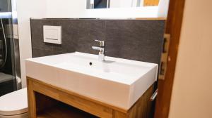Koupelna v ubytování Wunderstay Alpine 403 Centric Studio Balcony/View + 13 fotografií