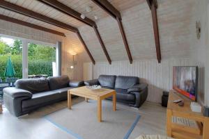 un soggiorno con un divano e un tavolo di SE Robbenplate 19 a Dorum-Neufeld