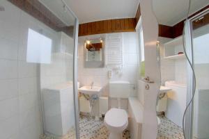 un bagno bianco con un water e un lavandino di SE Robbenplate 19 a Dorum-Neufeld Altre 8 foto