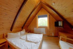 una camera con letto in una mansarda in legno di SE Robbenplate 19 a Dorum-Neufeld