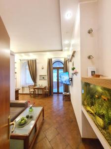 una sala de estar con una pecera en una habitación en Inn Home Apartments in Kiev Center, en Kiev