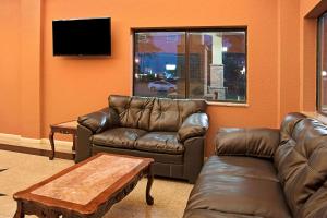 Posezení v ubytování Super 8 by Wyndham Houston/Brookhollow NW