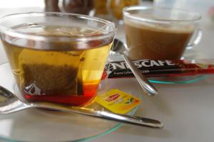 dos tazas de café sentadas en una mesa en Chic Capsule Otel, en Singapur 25 fotos más