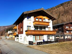 a building with a balcony on the side of it at Haus Falke in Saas-Grund