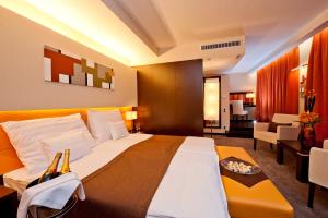 Postel nebo postele na pokoji v ubytování Abacus Business & Wellness Hotel