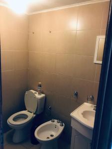 een badkamer met een toilet en een wastafel bij Monoambiente cálido en el corazón de Concordia in Concordia
