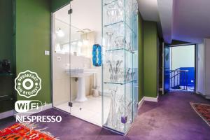 a bathroom with a glass shower with a sink at Maison Fredon Bordeaux Centre in Bordeaux