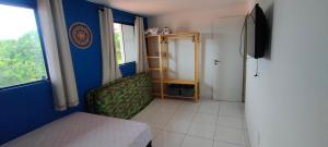 a small room with a room with a refrigerator at Promessa divina Carneiros in Tamandaré