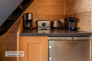 Val Thorens - Cosy Duplex avec Vue Silveralp 217にあるキッチンまたは簡易キッチン