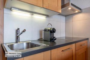 Val Thorens - Cosy Duplex avec Vue Silveralp 217にあるキッチンまたは簡易キッチン