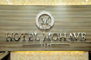 una señal para el cartel de Hollywood en un edificio en Hotel Mohave, en Campo Grande