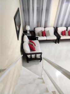 カボ・フリオにあるCasa em condomínio - Praia do Peróの椅子2脚とテーブルのあるリビングルーム