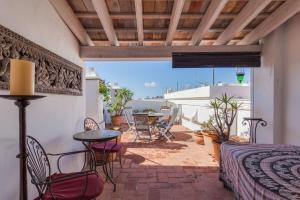 balcón con mesa y sillas en el patio en Ático Al Andalus, en Tarifa
