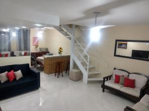 カボ・フリオにあるCasa em condomínio - Praia do Peróのソファと階段のあるリビングルーム