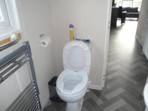 uma casa de banho com um WC branco num quarto em NV 1219 - Beach Resort Nieuwvliet Bad em Nieuwvliet