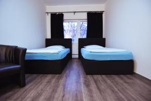 Un pat sau paturi într-o cameră la City Apartment am Hildeboldplatz