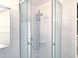 eine Dusche mit Glastür im Bad in der Unterkunft Ferienwohnung Köln-Poll in Köln