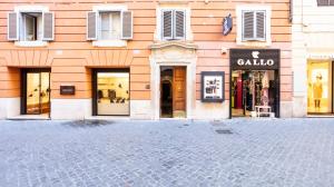 fasada budynku z sklepami na ulicy w obiekcie Luxury Maison Letizia Piazza di Spagna w Rzymie