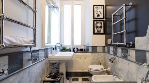 łazienka z umywalką, toaletą i oknem w obiekcie Luxury Maison Letizia Piazza di Spagna w Rzymie +22 zdjęcia
