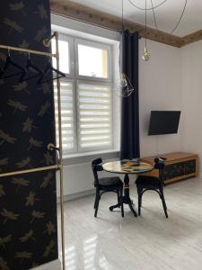 Televízia a/alebo spoločenská miestnosť v ubytovaní Apartament Victor20