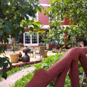 阿姆利則的住宿－阿姆利則蘭吉特斯瓦薩酒店，红色建筑前的花园