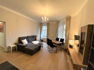 salon z kanapą i stołem w obiekcie Apartments Magnolia w Mariańskich Łaźniach