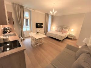 salon z kanapą i łóżkiem w obiekcie Apartments Magnolia w Mariańskich Łaźniach
