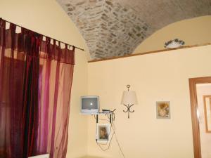 a room with a curtain and a tv on a wall at Il Fortilizio in Pietrelcina