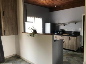 - une cuisine avec un comptoir dans une pièce dans l'établissement Maison region de Domme, à Saint-Martial-de-Nabirat