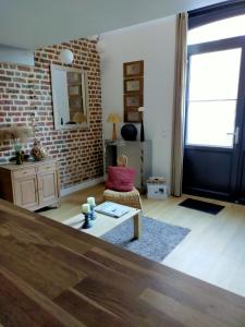 a living room with a brick wall at spéculoos et chicorée in Villeneuve d'Ascq