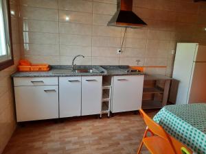 une petite cuisine avec un évier et une table dans l'établissement Casa rural, Naturaleza, Relax, Vacaciones, à Teguitar