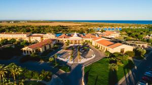 eine Luftansicht eines großen Hauses mit Pool in der Unterkunft Argonauti Greenblu Resort in Marina di Pisticci