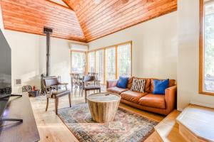 sala de estar con sofá y mesa en E Terrace Retreat, en Rhododendron