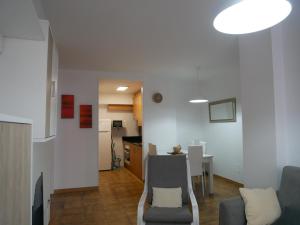 ein Wohnzimmer mit einem Sofa und einem Tisch in der Unterkunft Principat-Vacances Pirinenca in Incles