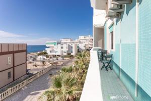 balkon z widokiem na ocean w obiekcie Bilocale Lungomare a Gallipoli w mieście Gallipoli