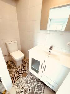 een badkamer met een wastafel en een toilet bij Super Exclusive Bungalow in Benalmádena