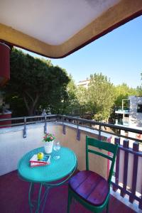 een tafel en 2 stoelen op een balkon bij Appartamento viale pedonale a due passi dal mare in Bellaria-Igea Marina