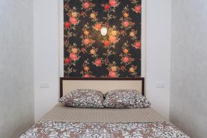 スームィにあるApartments Illinskaya 2 floor 2 roomのベッドがあり、その上に花柄の壁がある寝室