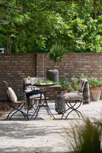 a patio with a table and chairs in a garden at Herba-ház in Dánszentmiklós