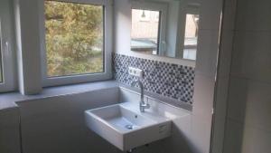 ヴェスターラントにあるMeeresrauschen-Landhaus-Tadsenのバスルーム(洗面台、窓付)
