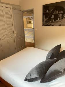 A bed or beds in a room at Gites - Domaine de Geffosse
